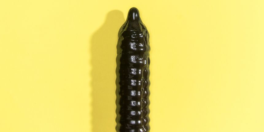 Melns dilds uz dzeltena fona - lovesexshop.lv seksa veikals