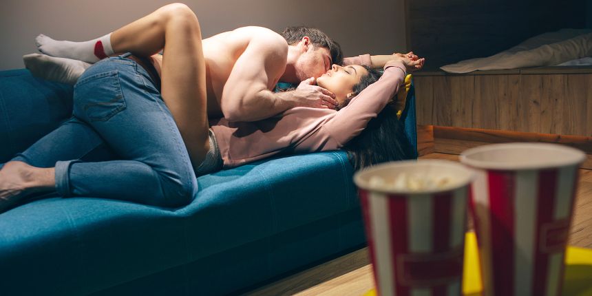 Pāris skūpstās erotiskās filmas vakarā mājās | lovesexshop.lv seksa veikals