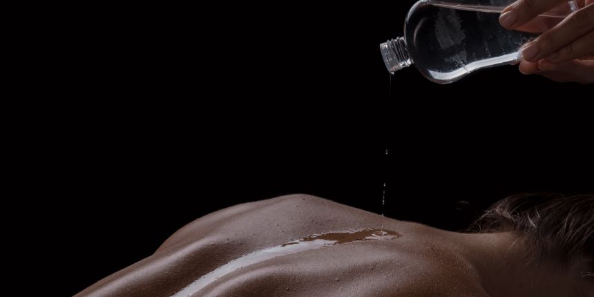 Jutekliskās masāžas eļļa uz kailas ādas intīmā pāra masāžā | lovesexshop.lv seksa veikals
