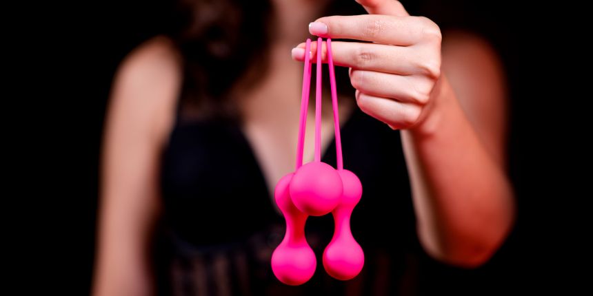 Sieviete tur kēgela bumbiņas iegurņa pamatnes vingrinājumiem un spēcīgākiem orgasmiem | lovesexshop.lv seksa veikals