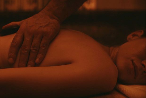 Erotiskā masāža: Kā sniegt partnerim juteklisku masāžu