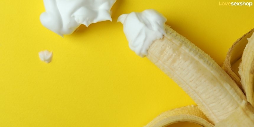 Nomizots banāns ar putukrējumu uz dzeltena fona kā simboliska atsauce uz vīriešu dzimumorgānu un veselīgu urinēšanu.